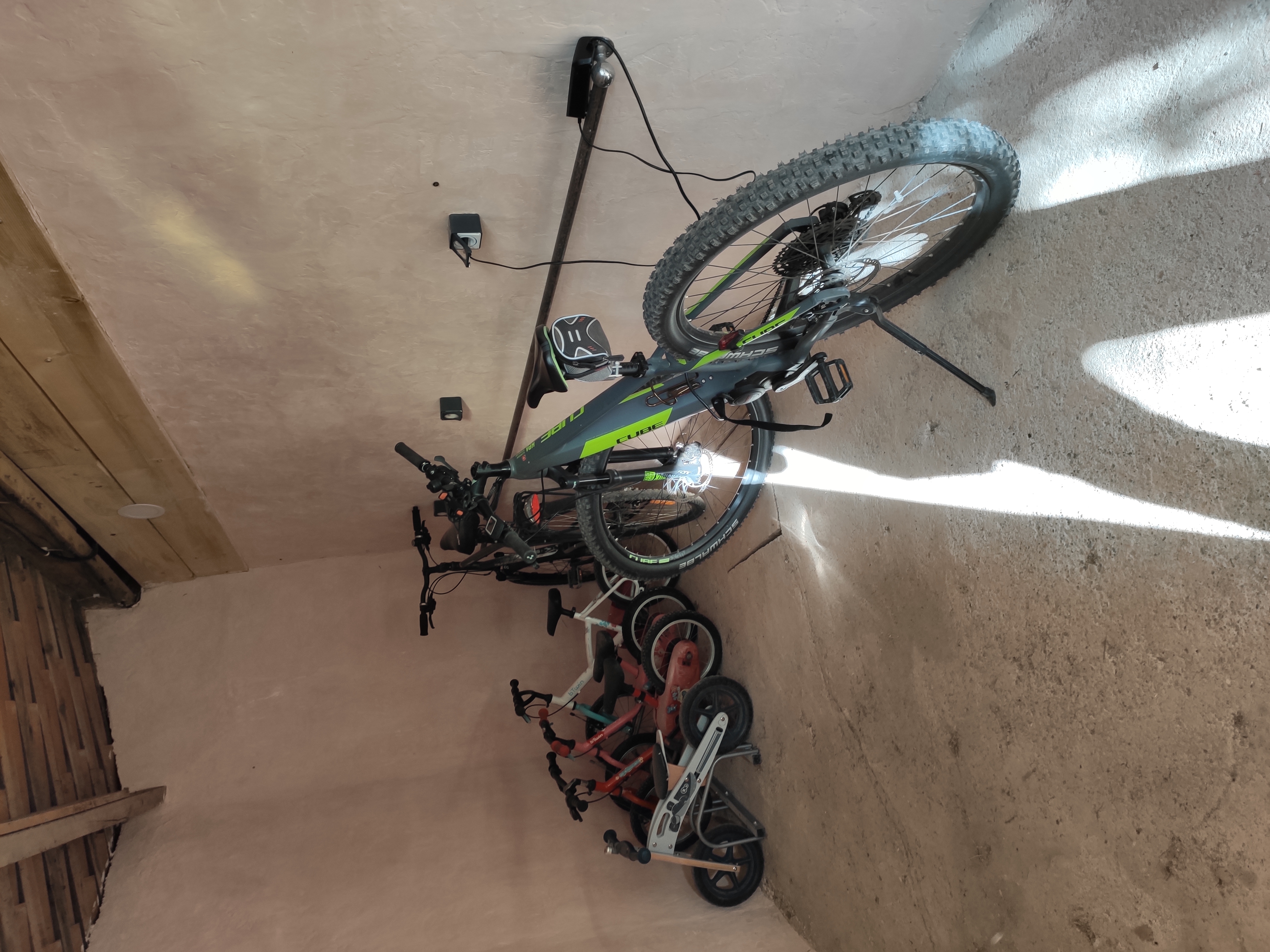 Abri vélo sécurisé avec kit de réparation et bornes de recharge VAE au Domaine de la Blaque